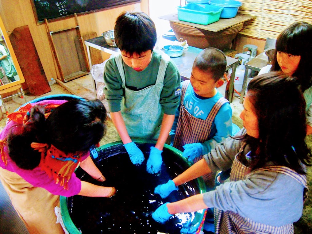 藍染・泥染・宍喰祇園染　　～Indigo, Mud, and Shishikui Gion Shrine Dyeing Experiences～